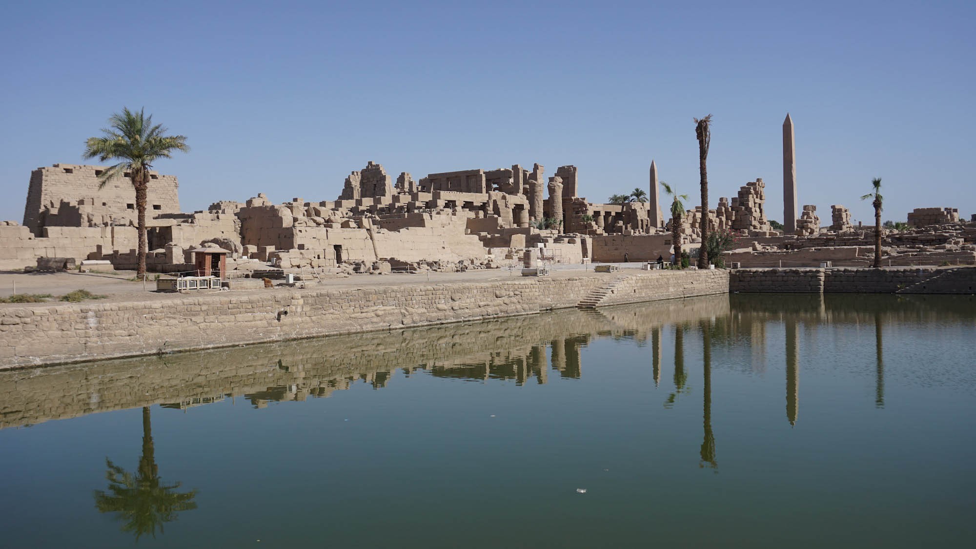 神庙后面的圣湖Sacred Lake和Karnak Temple全貌。
